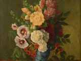 tableau représentant des fleurs dans un vase posé sur une table, sur fond vert