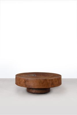 une table ronde en bois avec un piètement en bois et un plateau blanc