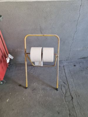 deux rouleaux de papier toilette posés sur un support métallique