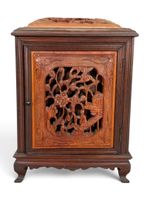 ASIE. Petit cabinet ouvrant par un vantail à décor ajouré et…