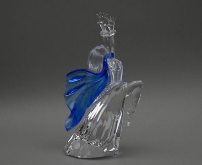 une image représentant une figurine en verre représentant une femme coiffée d'une couronne