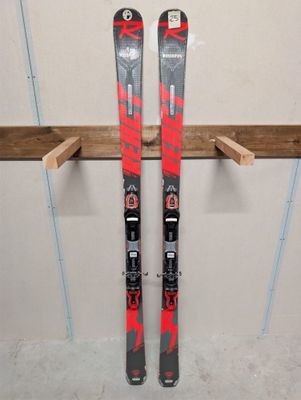 une paire de skis posée sur un support dans une pièce