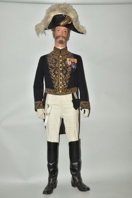 an image of a man dressed in a military uniform