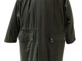 une image d'un manteau sur un support de mannequin