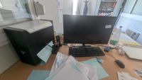 A l'extérieur, dans un Algeco: 1 ensemble informatique compr…