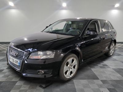 une image d'une audi wagon noire garée dans un garage