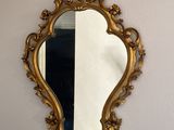 un miroir accroché au mur d'une pièce