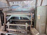 beaucoup d'anciens appareils électroménagers dans une pièce qui doit être nettoyée