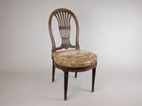 une image d'une chaise dont l'assise est recouverte d'un rembourrage floral