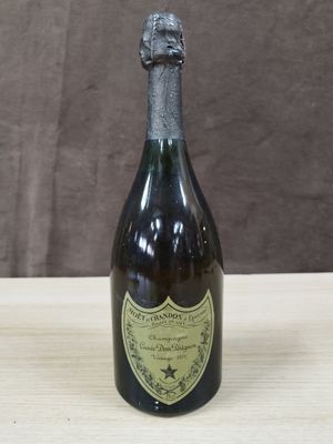 une vieille bouteille de champagne posée sur une table en bois