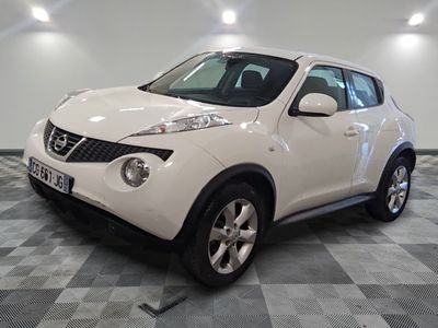 une photo d'un SUV Nissan Juke blanc garé dans un garage