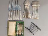 beaucoup d'argenterie sur une table avec une boîte
