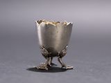 une coupe en argent ornée d'un oiseau