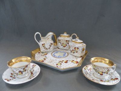 un plateau sur lequel sont posées des tasses à thé et leurs soucoupes