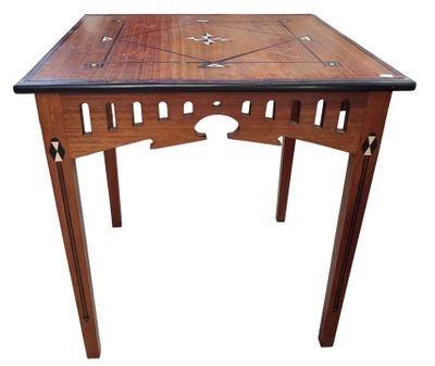 une image représentant une table en bois avec un plateau noir sur fond blanc