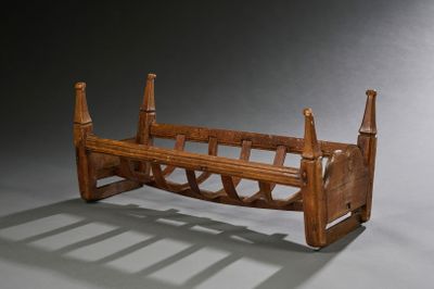 un banc en bois posé sur une surface grise