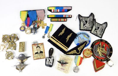 de nombreux insignes et médailles militaires sur un fond blanc
