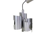 une lampe suspendue au plafond de la pièce