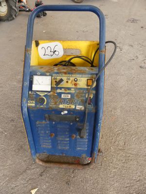 une machine bleue et jaune garée au milieu de la rue