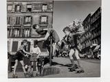 photographie en noir et blanc d'un groupe de personnes descendant une rue en skateboard