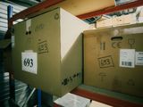 une boîte posée sur une étagère dans un entrepôt