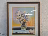 tableau représentant des fleurs dans un vase posé sur une table près d'un mur