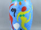 un vase bleu orné d'un motif coloré