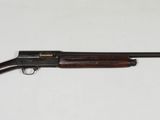 un fusil posé sur une table