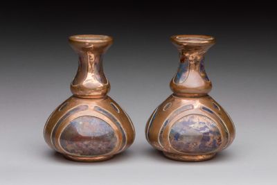 deux vases posés côte à côte sur une table