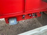 un camion rouge sur le côté duquel est fixé un compteur