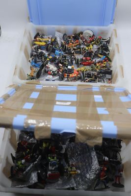 un bac en plastique rempli de Lego de toutes sortes posé sur une table