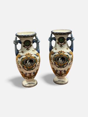 GIEN, Paire de vases de forme amphore en faïence fine à déco…