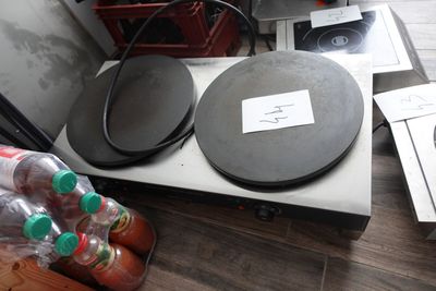 un moule à pizza posé sur une table à côté d'une cuisinière