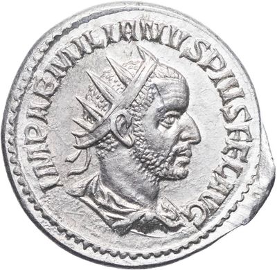 une pièce d'argent surmontée d'une couronne