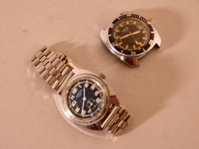 deux montres assises l'une à côté de l'autre sur une table