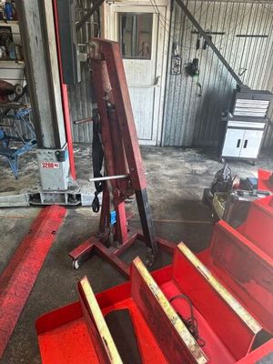 une photo d'un établi rouge dans un garage