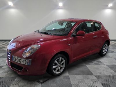 la photo d'une voiture rouge garée dans un garage
