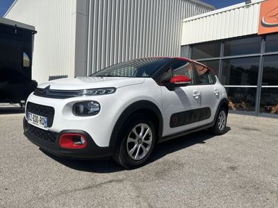 une voiture blanche garée devant un bâtiment