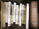 de nombreux livres qui se trouvent sur une étagère dans une boîte à livres