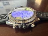 une montre posée sur une table à côté d'un téléphone portable