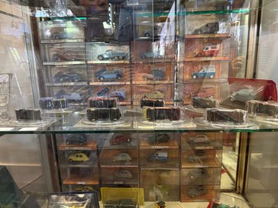 une vitrine remplie de différentes sortes de petites voitures