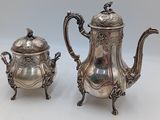 paire de théières et de sucrier anciens en métal argenté