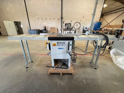 une machine placée au milieu d'une pièce