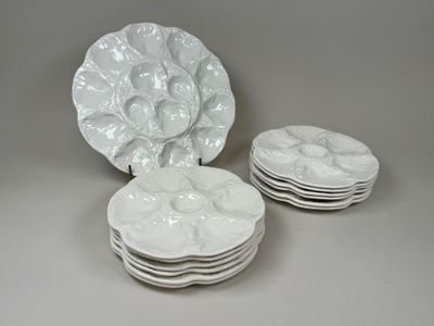 six assiettes empilées les unes sur les autres sur une table