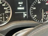 un gros plan du tableau de bord d'une voiture, avec un compteur de vitesse et des jauges