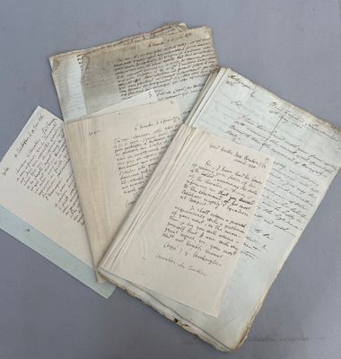 plusieurs vieux papiers sont empilés sur une table