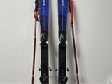 deux skis appuyés contre un mur