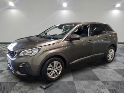 la photo d'une voiture grise garée dans un garage