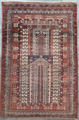 un tapis rouge et blanc orné d'un motif