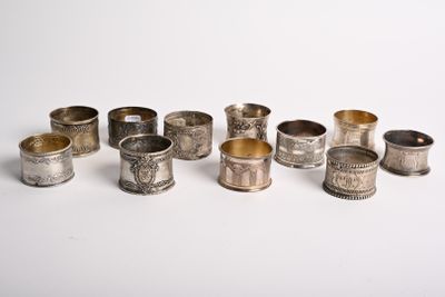 Plusieurs serviettes et tasses en argent sont alignées sur une surface blanche